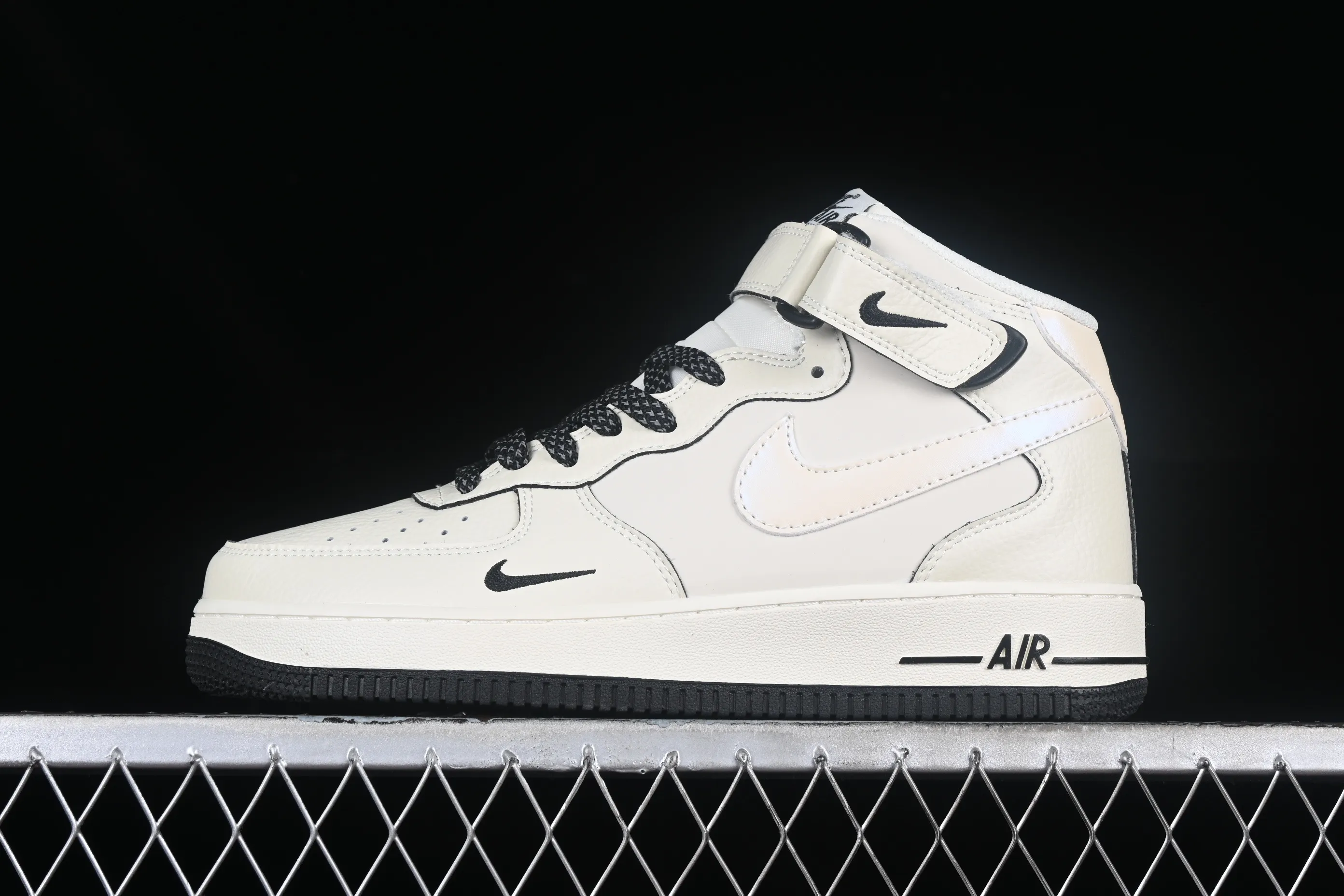 All categories Nk Air Force 1 Air Force series Nk Air Force 1 Mid Air Force mid-top Nk Air Force 1'07 Mid black pearlescent small hook Air Force One mid-top casual sneakers SG2356-807